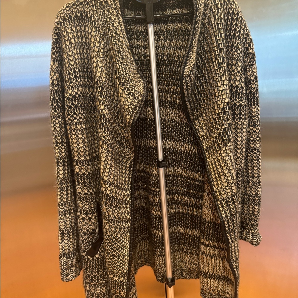 Stylish Black and White Women's Sweater w/Pockets